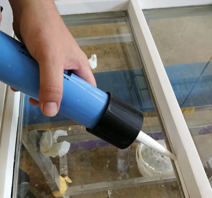 Verfugung zwischen Fensterrahmen und Glasscheibe mit der Kartuschenpistole